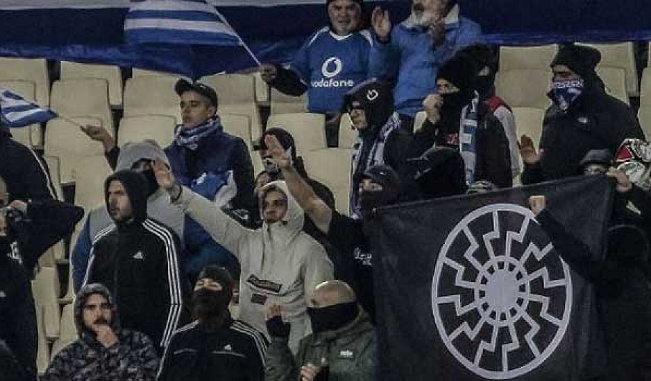 Εικόνες ντροπής στο ΟΑΚΑ: Ναζιστικοί χαιρετισμοί και πανό από φιλάθλους στο Ελλάδα-Εσθονία