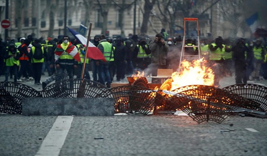 Χάος στο Παρίσι: Άγριες συμπλοκές για την τιμή της βενζίνης. Δακρυγόνα και χημικά
