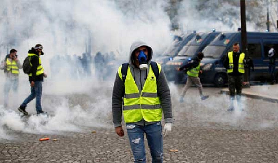 Πεδίο μάχης το Παρίσι: Συλλήψεις και δακρυγόνα ενάντια στα κίτρινα γιλέκα LIVE