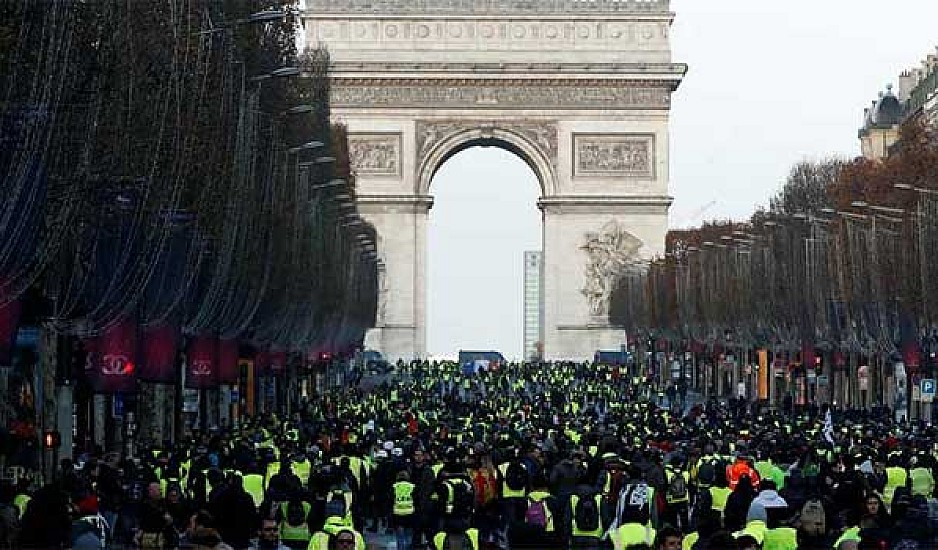 Εμπόλεμη ζώνη το Παρίσι για τα κίτρινα γιλέκα: Χημικά και πετροπόλεμος, 700 προσαγωγές