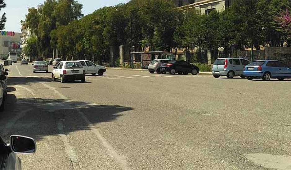 Το παρκάρισμα του «αιώνα» στην Πάτρα: Όταν έφτασε η οδηγός καταχειροκροτήθηκε από τον κόσμο