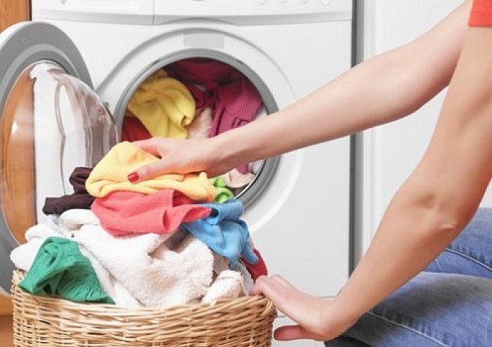6 τρόποι για να μην τσαλακώνονται τα ρούχα στο πλύσιμο