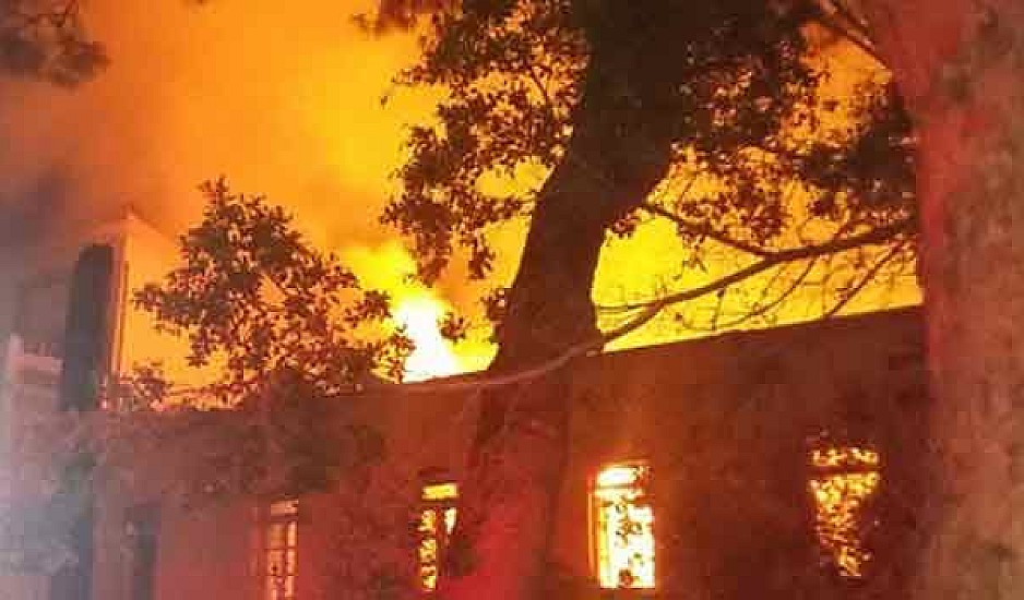 Καίγεται το Πολεμικό Μουσείο στα Χανιά