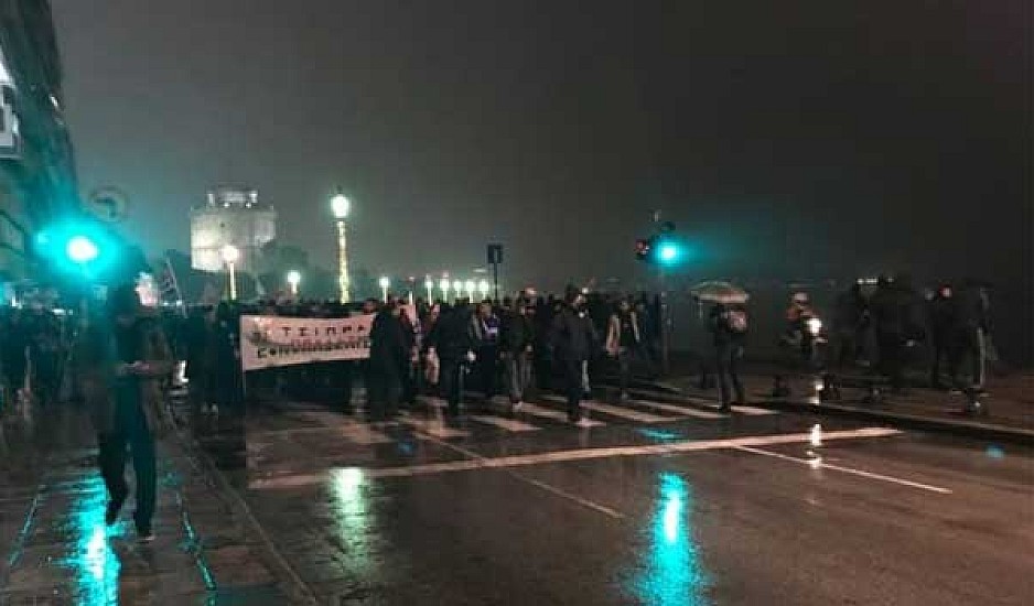 Ένταση στον Λευκό Πύργο. Πορεία προς τα γραφεία του ΣΥΡΙΖΑ ξεκινούν διαδηλωτές