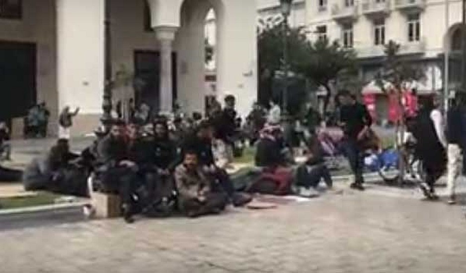 Πρόσφυγες έχουν κατασκηνώσει στην πλατεία Αριστοτέλους. Βίντεο
