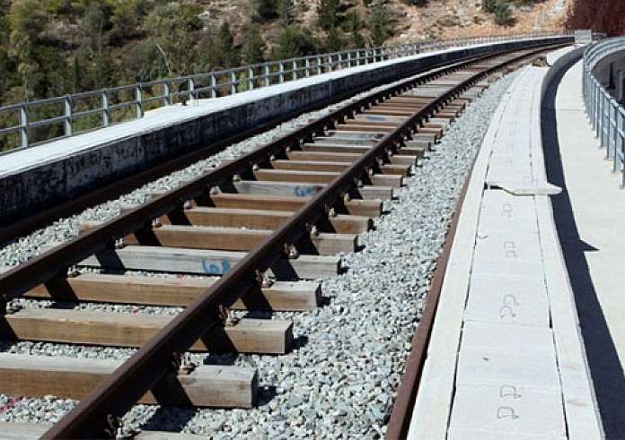 Στις ράγες έπεσε 3χρονο παιδί - Σώθηκε στιγμές πριν περάσει το τρένο - Βίντεο