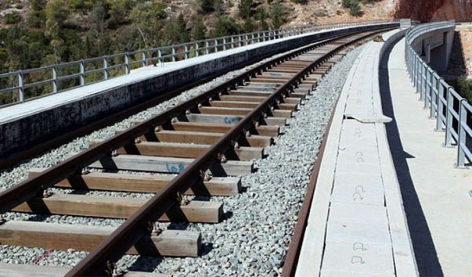 Στις ράγες έπεσε 3χρονο παιδί - Σώθηκε στιγμές πριν περάσει το τρένο - Βίντεο