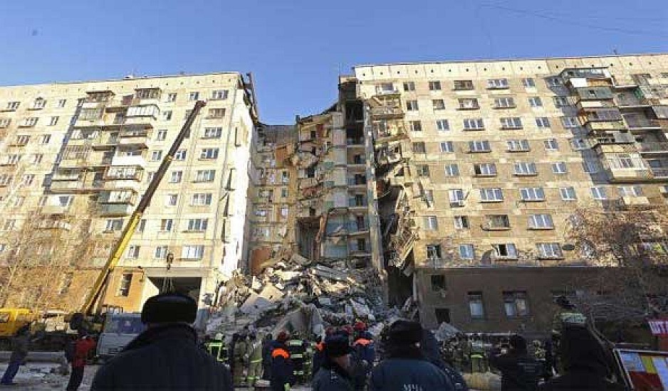Κατέρρευσε μετά από έκρηξη πολυκατοικία στη Ρωσία! Δεκάδες παγιδευμένοι στα ερείπια