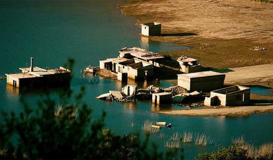 Το μικρό χωριό της Κρήτης που χάνεται κάτω από το νερό