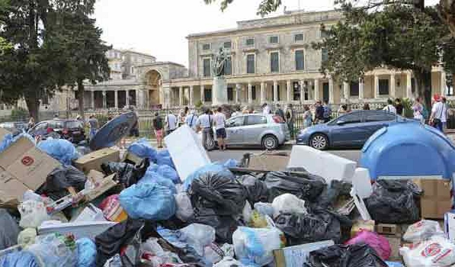 Βουνό τα σκουπίδια σε όλη την Κέρκυρα. Απελπιστική η κατάσταση