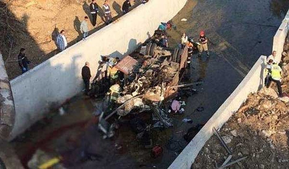 Τουλάχιστον 15 νεκροί από ανατροπή φορτηγού με μετανάστες στη Σμύρνη