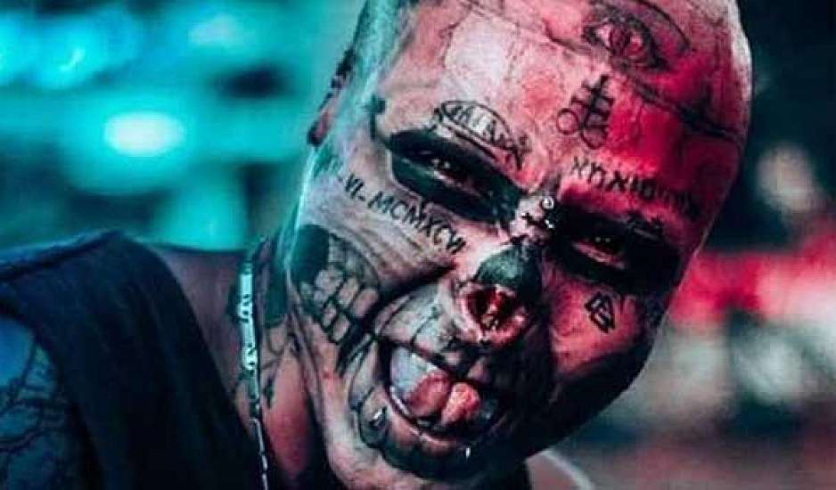 Εικόνες σοκ: Η εμμονή ενός νεαρού τον οδήγησε να κατακρεουργήσει το πρόσωπό του