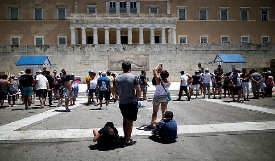 Τουρίστες έμειναν στην Ελλάδα μόνο 30 λεπτά. Τους έστειλαν πίσω στη Βρετανία