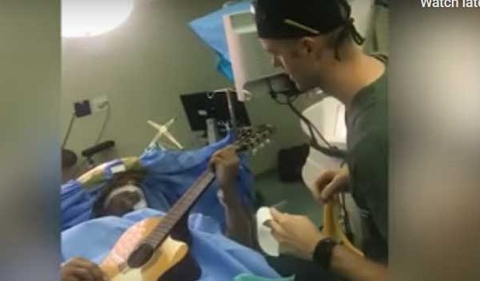 Απίστευτο: Έπαιζε κιθάρα όσο του αφαιρούσαν όγκο από τον εγκέφαλο