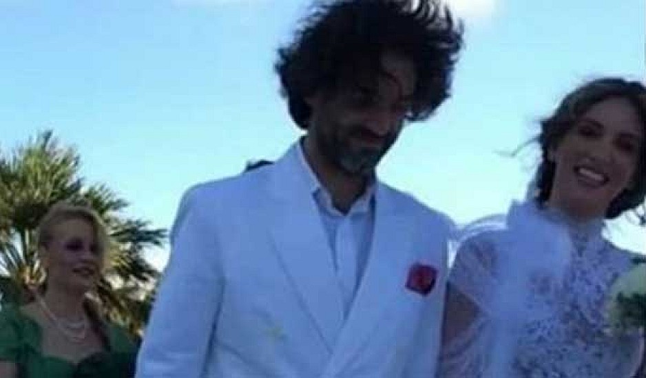 Σήμερα γάμος έγινε! Στα λευκά ντυμένοι Αθηνά Οικονομάκου και Φίλιππος Μιχόπουλος
