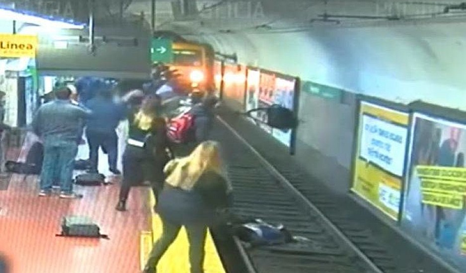 Η τρομακτική στιγμή που γυναίκα πέφτει στις γραμμές του μετρό και ο συρμός πλησιάζει