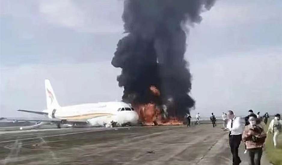 Κίνα: Αεροπλάνο βγήκε από τον διάδρομο και τυλίχθηκε στις φλόγες