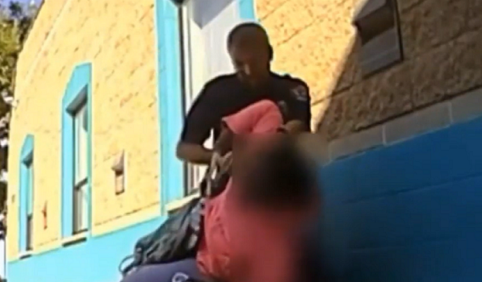 Απίστευτη αγριότητα αστυνομικού σε 11χρονο κορίτσι επειδή πήρε περισσότερο γάλα