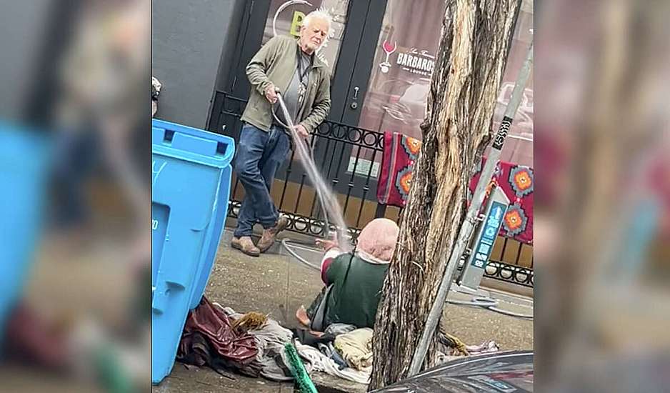 Εξοργιστικό βίντεο με άντρα που καταβρέχει με λάστιχο άστεγη μπροστά στην επιχείρησή του
