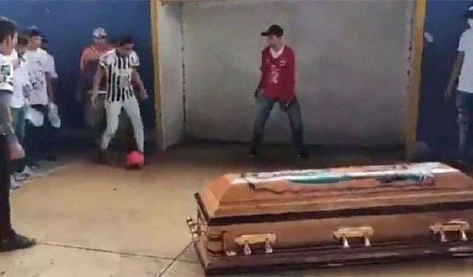 Συγκλονίζει το τελευταίο αντίο φίλων του 16χρονο ποδοσφαιριστή που σκοτώθηκε από πυρά αστυνομικών