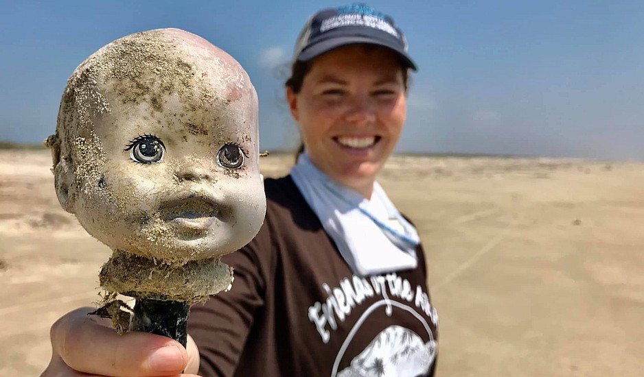 Μυστήριο στο Τέξας: Ανατριχιαστικές κούκλες εμφανίζονται συνεχώς στις παραλίες. Είναι δαιμονισμένες;