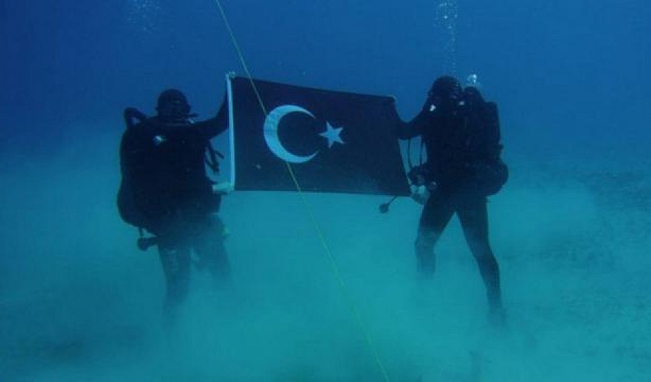 Η τουρκική σημαία στον βυθό της Σούδας σε άσκηση του ΝΑΤΟ