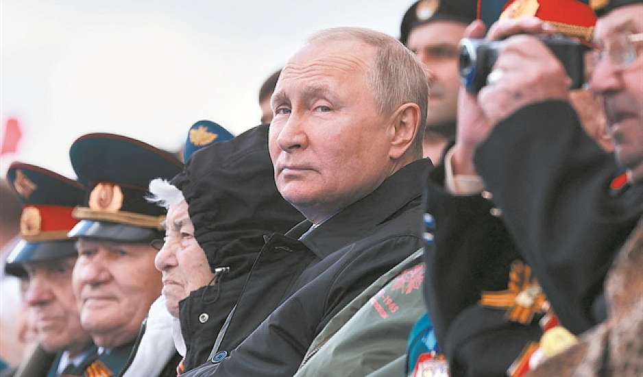 Τα βρετανικά ΜΜΕ δίνουν δύο χρόνια ζωής στον Βλαντίμιρ Πούτιν