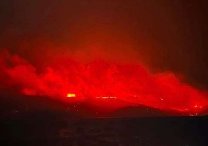 Φωτιά στην Κύθνο: Δύσκολη νύχτα – Πνέουν δυνατοί άνεμοι
