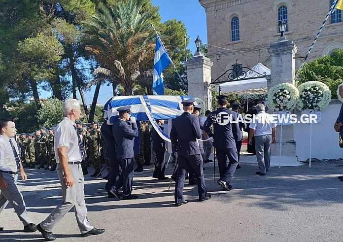 Κηδεία Χρήστου Μουλά: Σκεπασμένο με τη γαλανόλευκη το φέρετρο - Βουβός πόνος για τον πιλότο