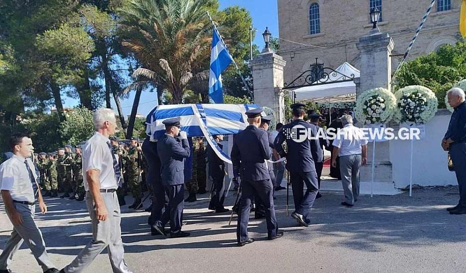 Κηδεία Χρήστου Μουλά: Σκεπασμένο με τη γαλανόλευκη το φέρετρο - Βουβός πόνος για τον πιλότο