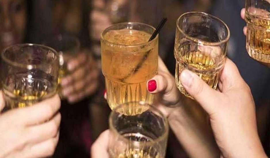 Aλκοόλ: Eπηρεάζει και τα δόντια με ξηροστομία, τερηδόνα και ουλίτιδα - Τι να προσέξεις