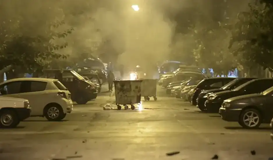 Νύχτα επεισοδίων σε Νέο Ηράκλειο και Εξάρχεια - Συγκρούσεις νεαρών με αστυνομικούς, τραυματίστηκε μια κοπέλα