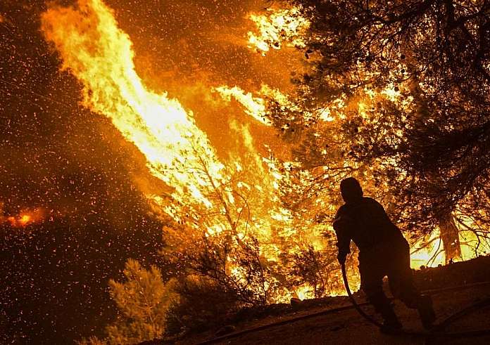 Έσβησε η φωτιά στην Κερατέα: Ολονύκτια μάχη της πυροσβεστικής με τις φλόγες