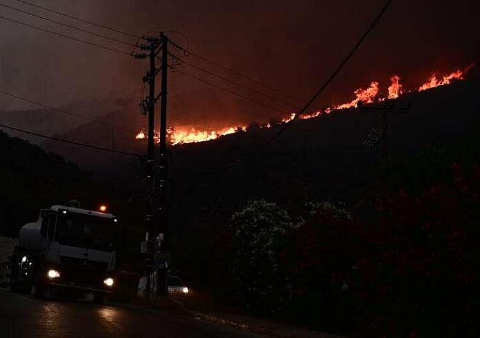 Μαίνεται ανεξέλεγκτη η φωτιά στο Αίγιο – Μάχη να μην περάσει την Εθνική Οδό