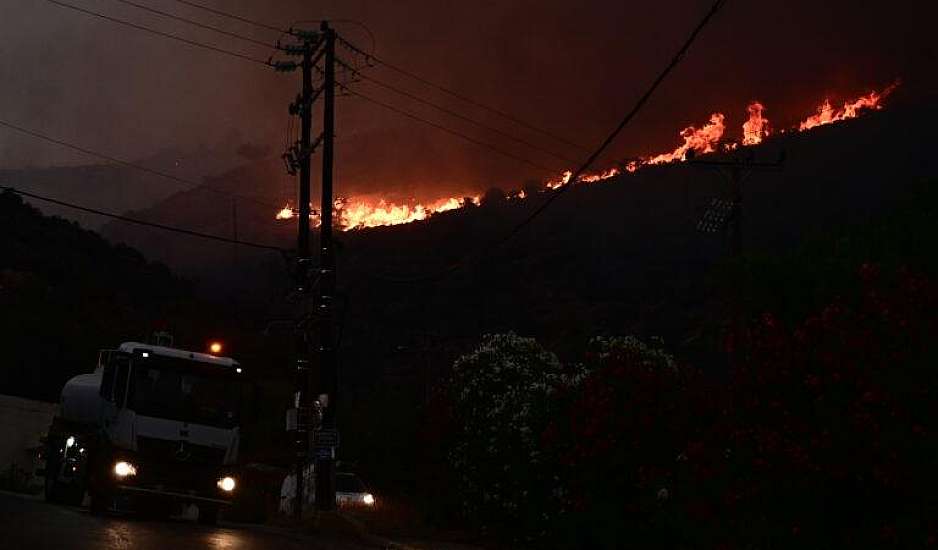 Μαίνεται ανεξέλεγκτη η φωτιά στο Αίγιο – Μάχη να μην περάσει την Εθνική Οδό
