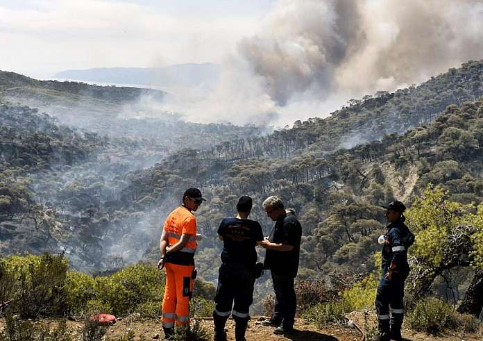 Ξημέρωσε δύσκολη μέρα: Η εικόνα της φωτιάς σε Μάνδρα, Λουτράκι, Νέα Πέραμο – Συνεχείς αναζωπυρώσεις