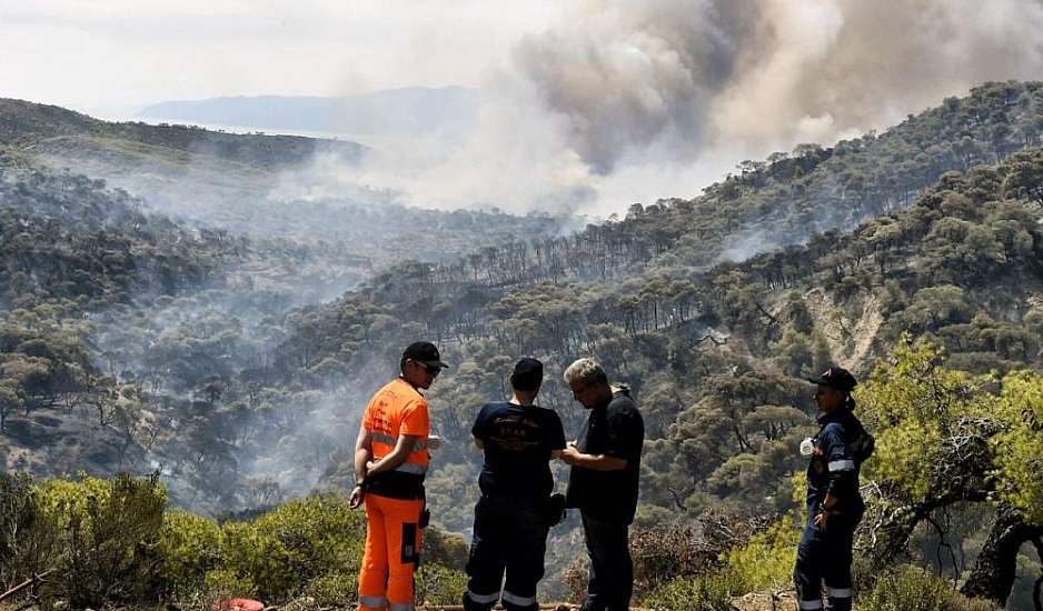 Ξημέρωσε δύσκολη μέρα: Η εικόνα της φωτιάς σε Μάνδρα, Λουτράκι, Νέα Πέραμο – Συνεχείς αναζωπυρώσεις