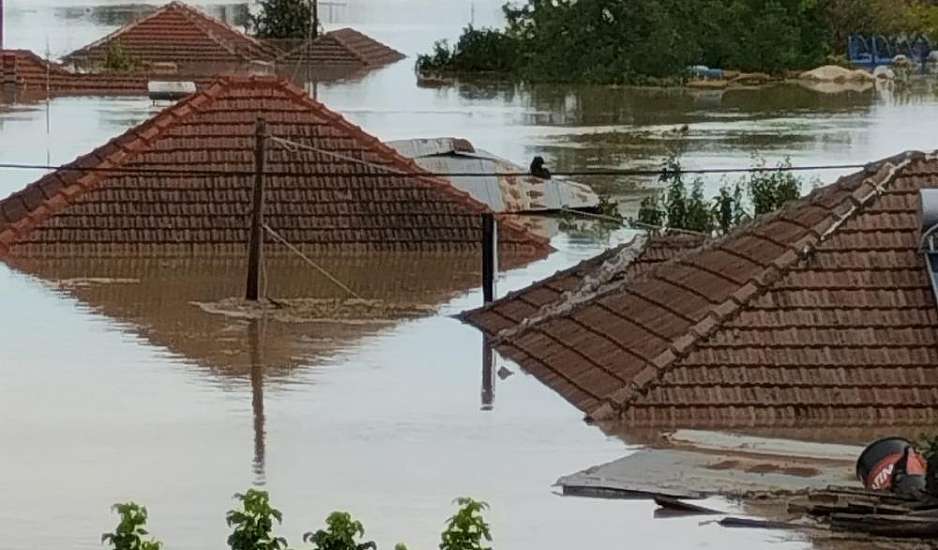 Ακούω γυναικείες φωνές να φωνάζουν βοήθεια, πνιγόμαστε, μία βάρκα