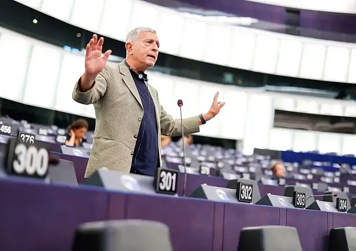 Αποχωρεί ο Στέλιος Κούλογλουε από την ευρωομάδα του ΣΥΡΙΖΑ: Το κόμμα μετατράπηκε από ροκ συγκρότημα σε ελαφρύ ποπ