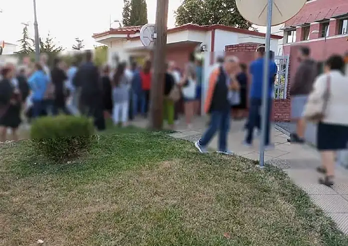 Κοζάνη: Ξενυχτούν για να βγάλουν ταυτότητα πριν έρθει «το τσιπάκι» - Φωτογραφίες