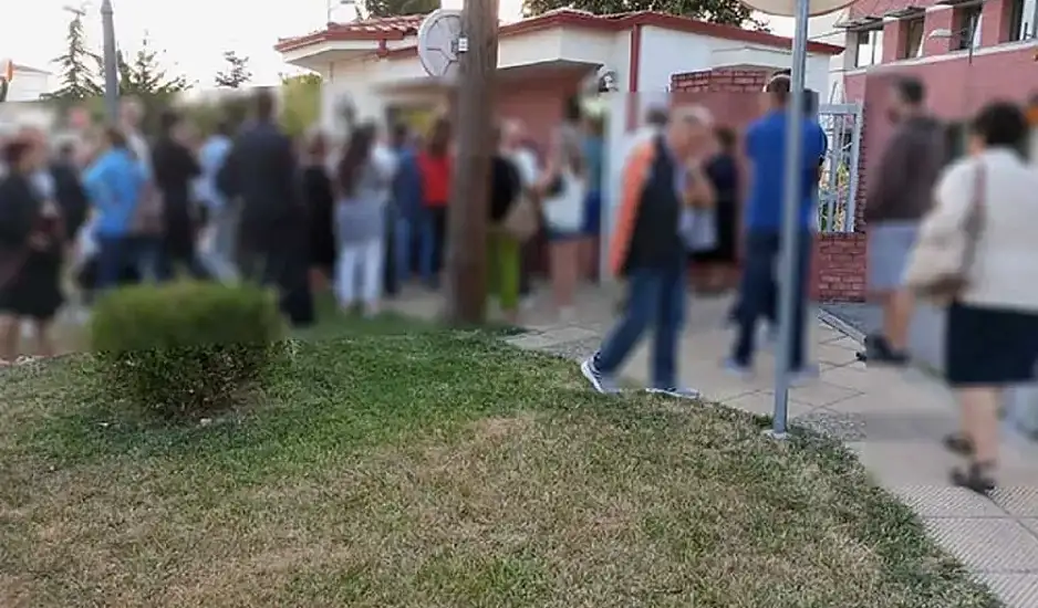 Κοζάνη: Ξενυχτούν για να βγάλουν ταυτότητα πριν έρθει «το τσιπάκι» - Φωτογραφίες