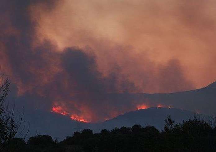 Πυρκαγιά στην Κύθνο - Ιδιωτικά σκάφη απεγκλώβισαν λουόμενους