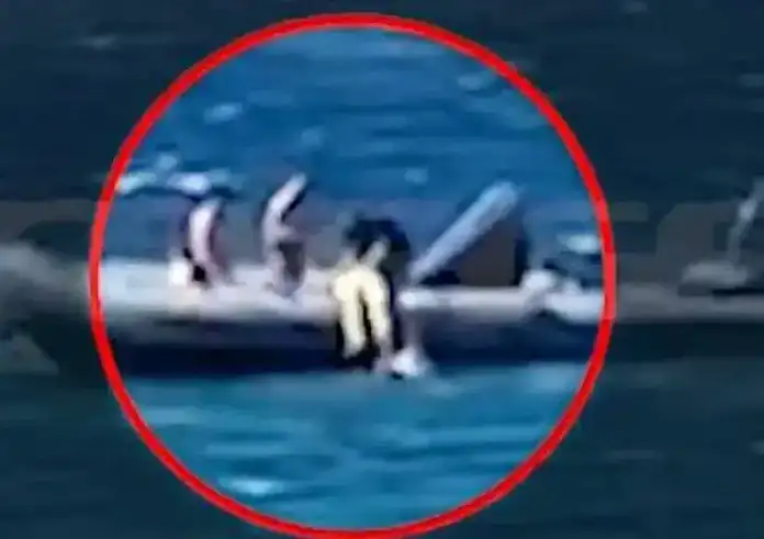 Λαγονήσι: Η στιγμή που ανασύρουν τον 48χρονο που βούτηξε για να σώσει το παιδί του - Συγκλονιστικό βίντεο
