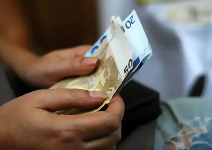 Δημόσιο: Αύξηση 30 ευρώ για όλους. Οριζόντια αύξηση 30 ευρώ για όλους