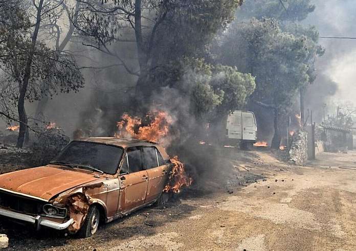 Λουτράκι: Σε κατάσταση έκτακτης ανάγκης κηρύχθηκε ο Δήμος - Η φωτιά πλησιάζει τα διυλιστήρια