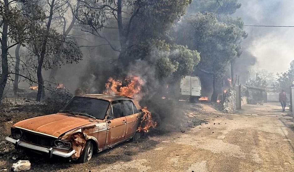 Λουτράκι: Σε κατάσταση έκτακτης ανάγκης κηρύχθηκε ο Δήμος - Η φωτιά πλησιάζει τα διυλιστήρια