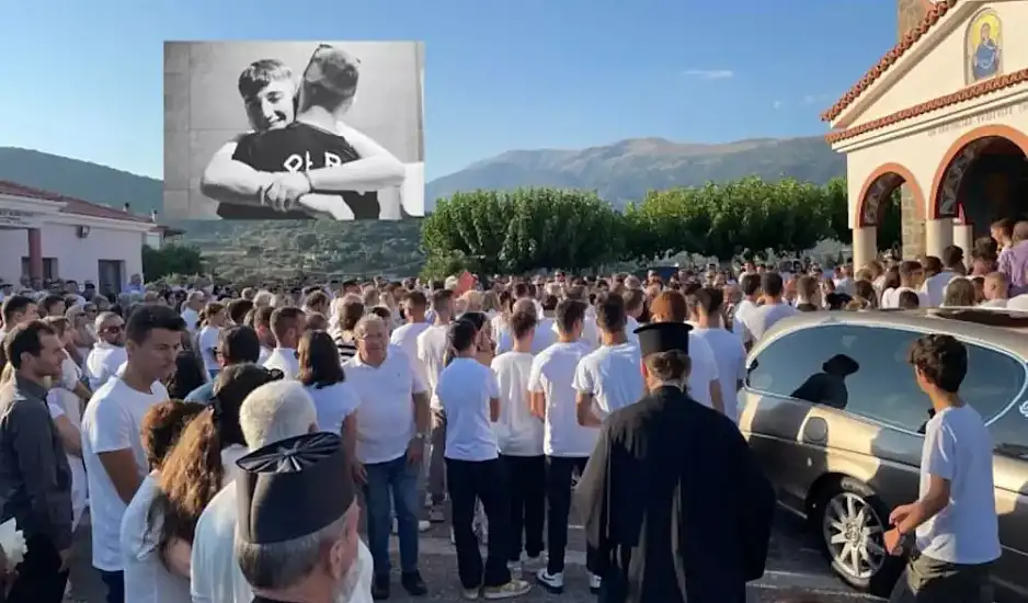 Ναύπακτος: Στα λευκά για τον 17χρονο Μάριο που σκοτώθηκε σε τροχαίο – Απαρηγόρητοι οι γονείς