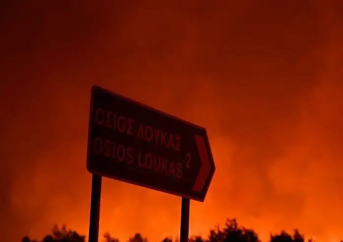 Φωτιά στη Βοιωτία: Μεγάλες ζημίες υπέστη η Μονή του Oσίου Λουκά από την πυρκαγιά
