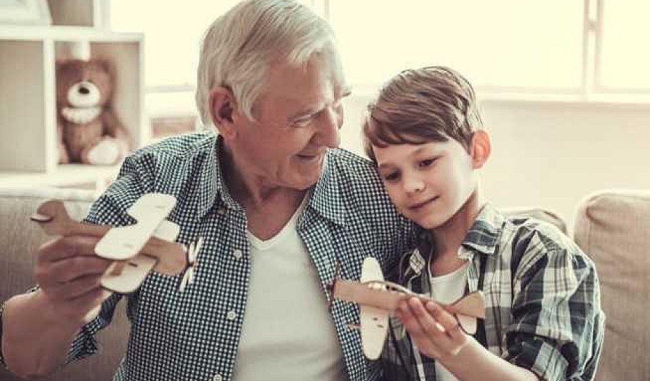 Επίδομα 500 ευρώ κάθε μήνα σε παππούδες - γιαγιάδες για να φροντίζουν τα εγγόνια τους