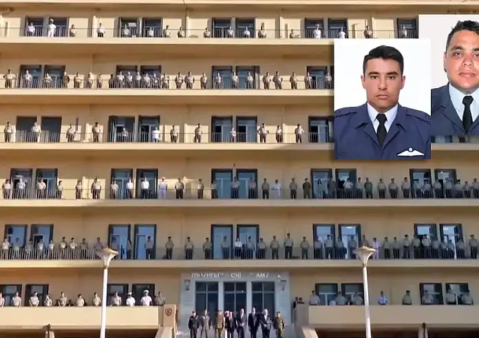 Συγκίνηση στο ΥΠΕΘΑ στην τελετή για τους δύο πιλότους - Το στρατιωτικό προσωπικό στάθηκε ακίνητο στα μπαλκόνια